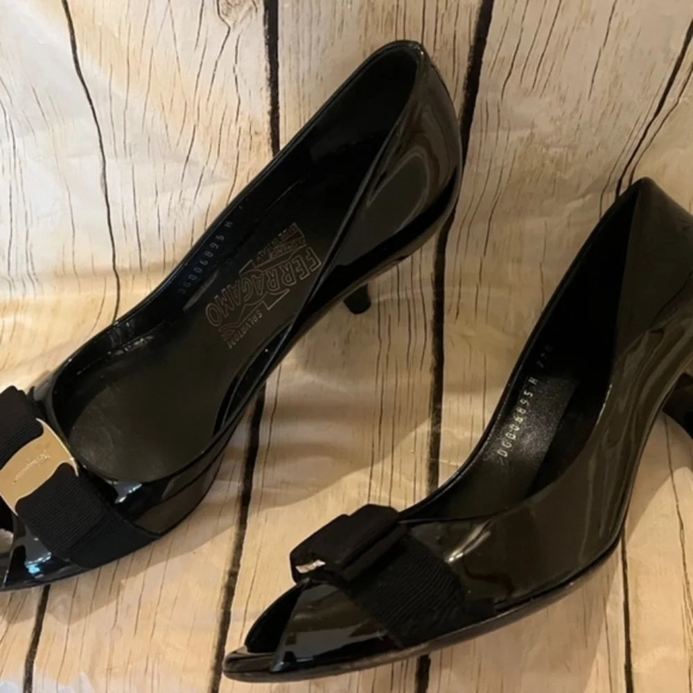 Salvatore Ferragamo Ribes 70 Vara‎ Bow Black Patent Shoes Heels Pumps 7.5 AA